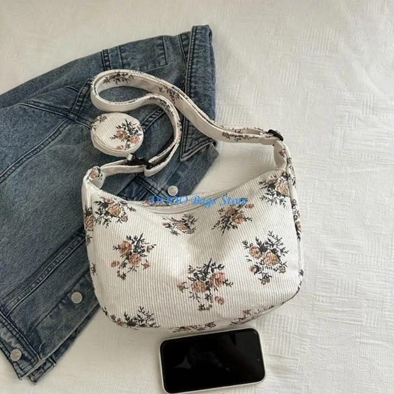 

Модная парусиновая форма с клецками и цветочным узором. Просторная сумка через плечо. Большая вместительная сумка через плечо с