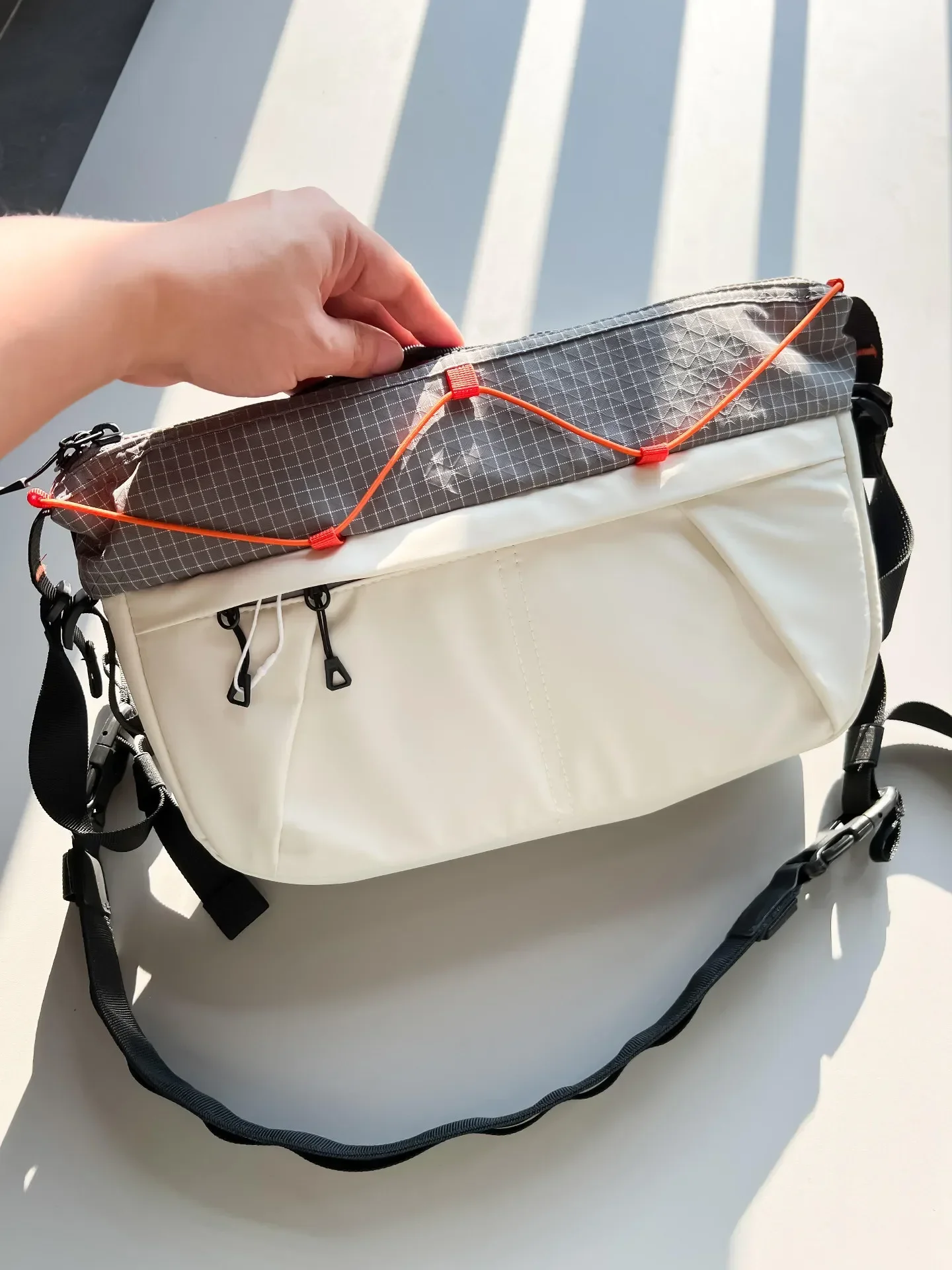 Outdoor portable hiking mountaineering messenger waterproof large-capacity sports and leisure messenger bag