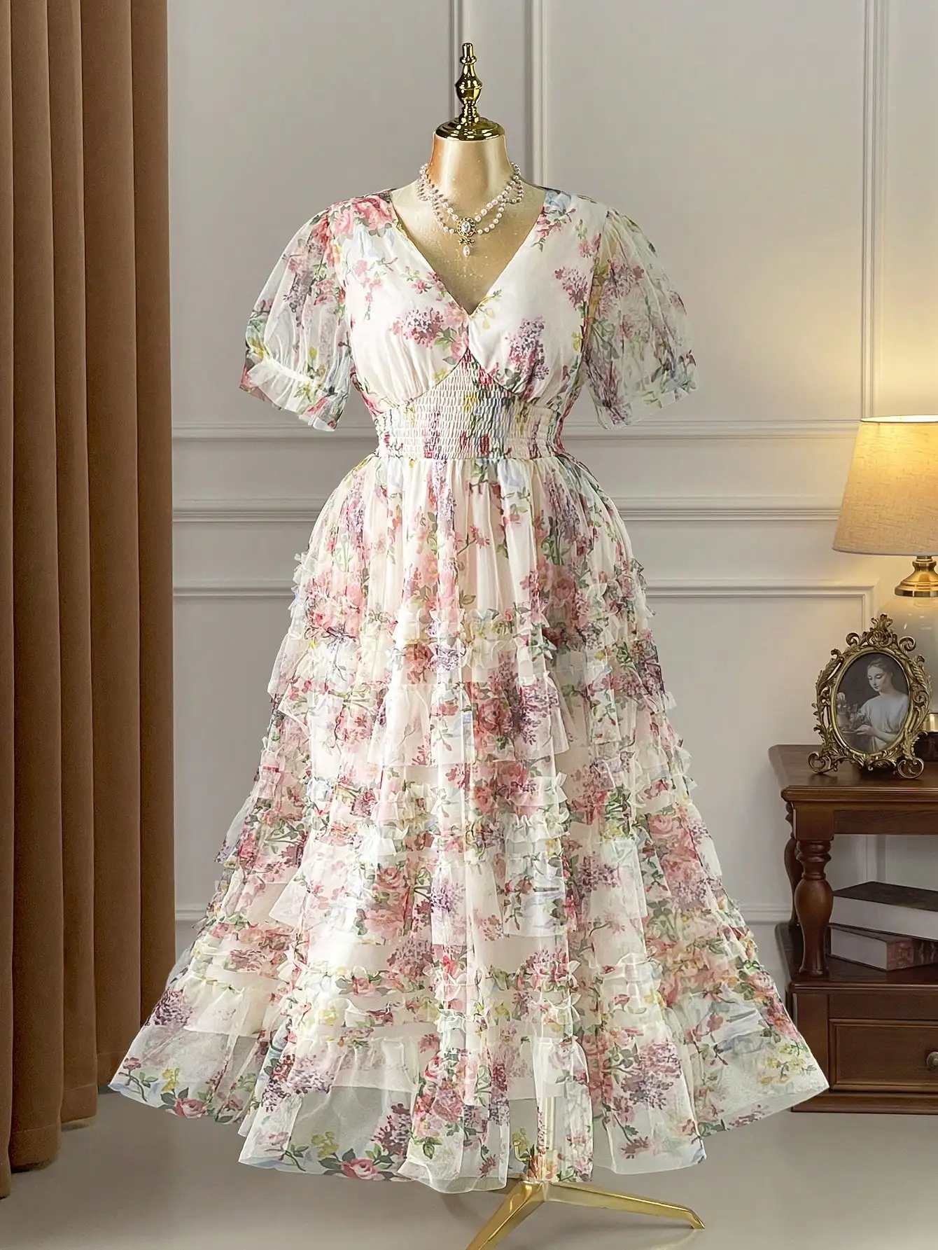 

Элегантное многослойное тюлевое платье с V-образным вырезом и короткими рукавами, украшенное цветочным узором, для дня рождения, чаепития, свадьбы и вечерних мероприятий.