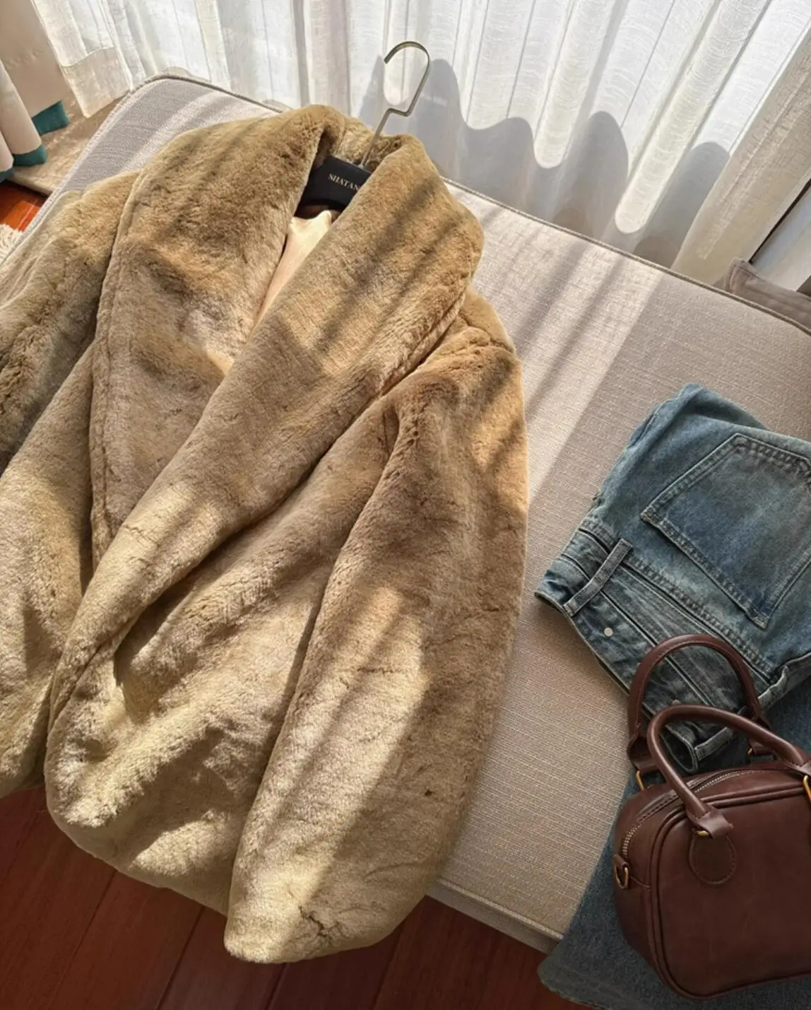 جديد الشتاء النساء شال التلبيب طوق فو مضلع معطف الفرو الدافئة لينة شعر أشعث ميدي طويل سترة دافئة ملابس خارجية فضفاضة