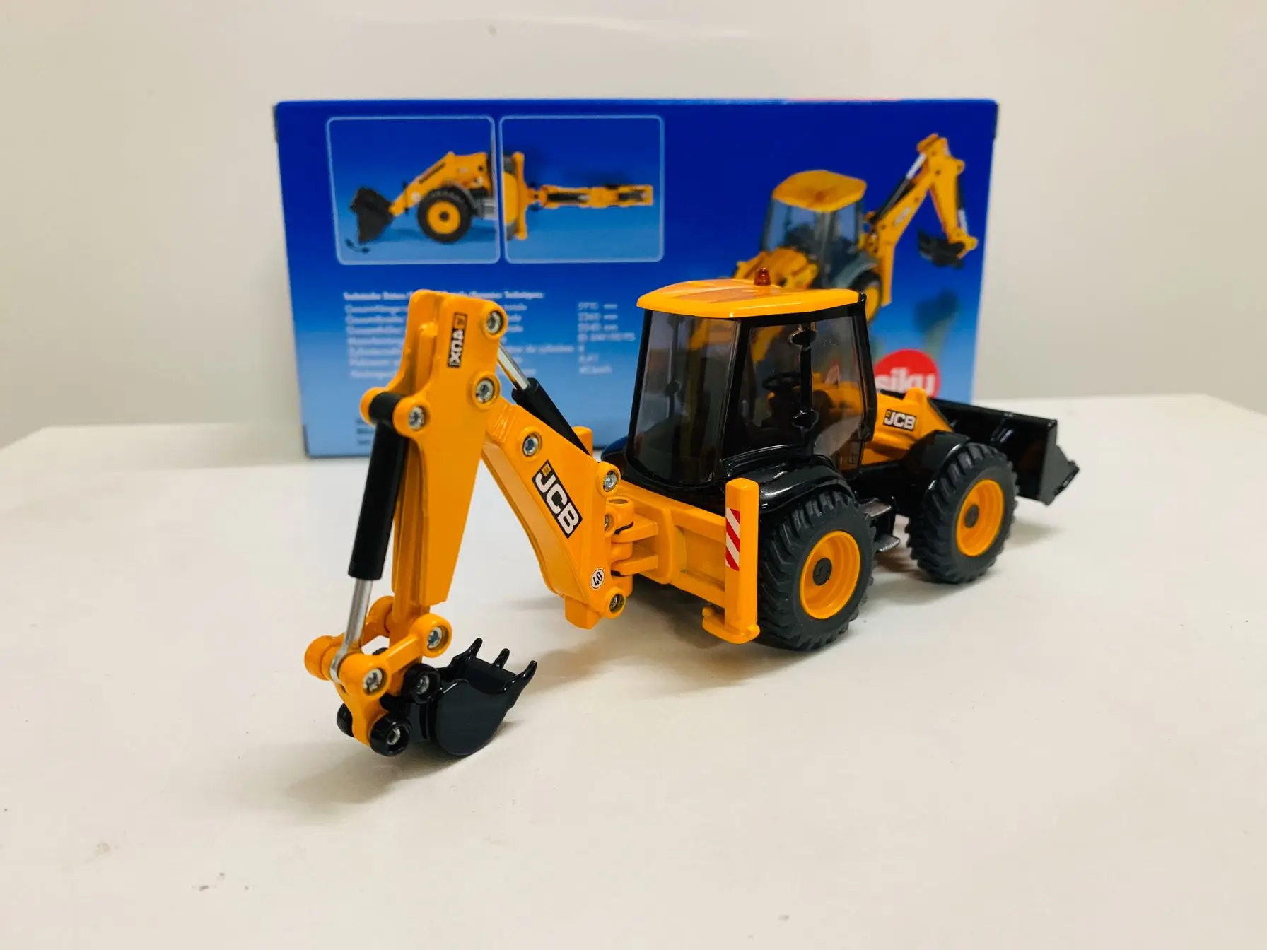 3558 4CX Baggerlader Backhone Loader Pelleteuse 1/50 Scale Die-Cast Model New in Box