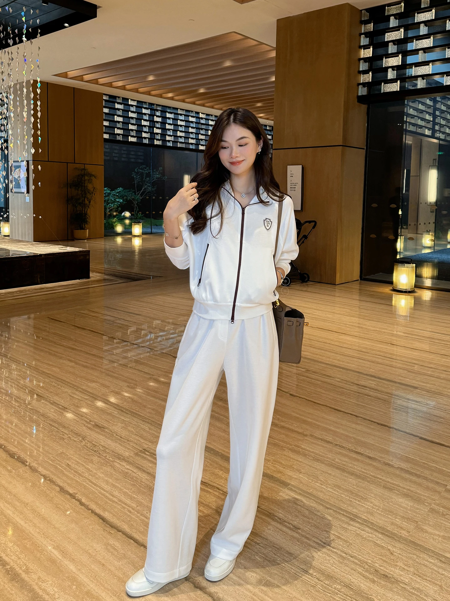 

Комплект Linyei: Спортивная толстовка с капюшоном и свободные брюки на резинке для ранней осени – модный женский ансамбль