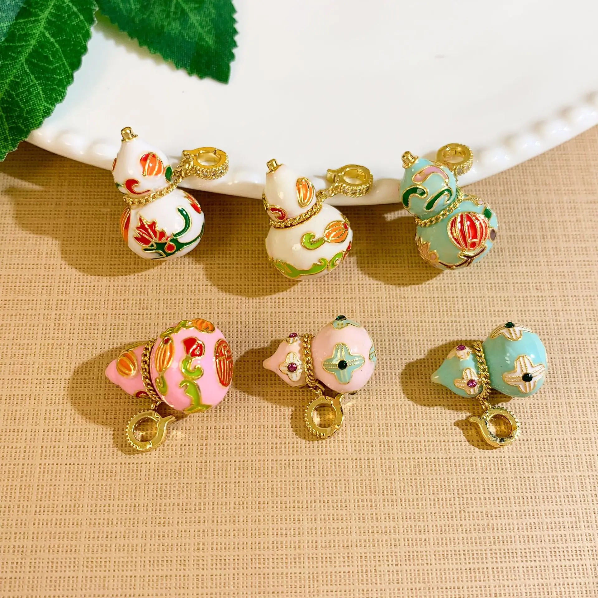 

Kitykiss cloisonné gourd pendant with the word "Fu" has a soft and simple shape and does not fade. DIY exudes high-end charm