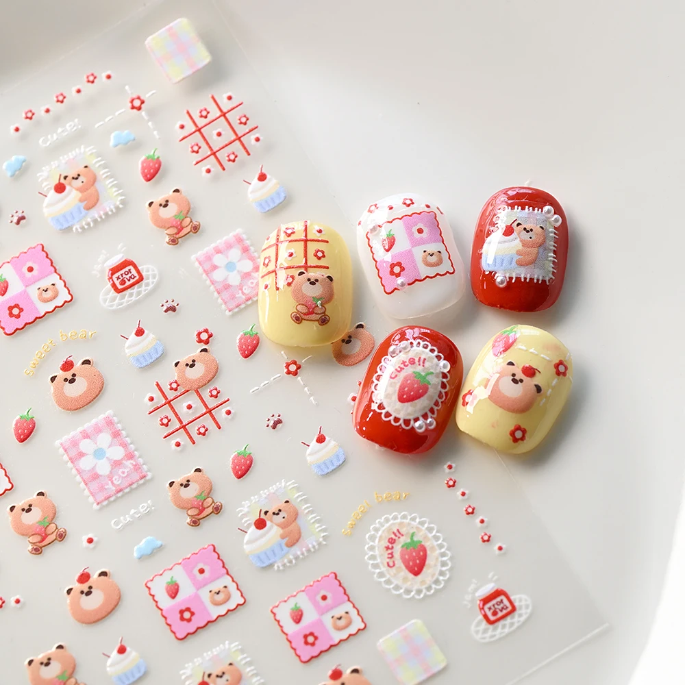 5Dエンボス加工のかわいいクマとイチゴのリボンネイルステッカー、素敵なフルーツの蝶ネクタイ、茶色のクマのネイルアートデカール、かわいいマニキュアスライダー