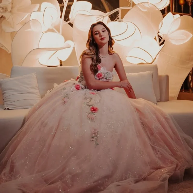 光沢のあるライトピンクのキンセアニェーラドレス、オフショルダー、3Dフラワーデカール、ロングテール、ベスティドス・デ・15キンセアニェーラ ﻿ カスタマイズ