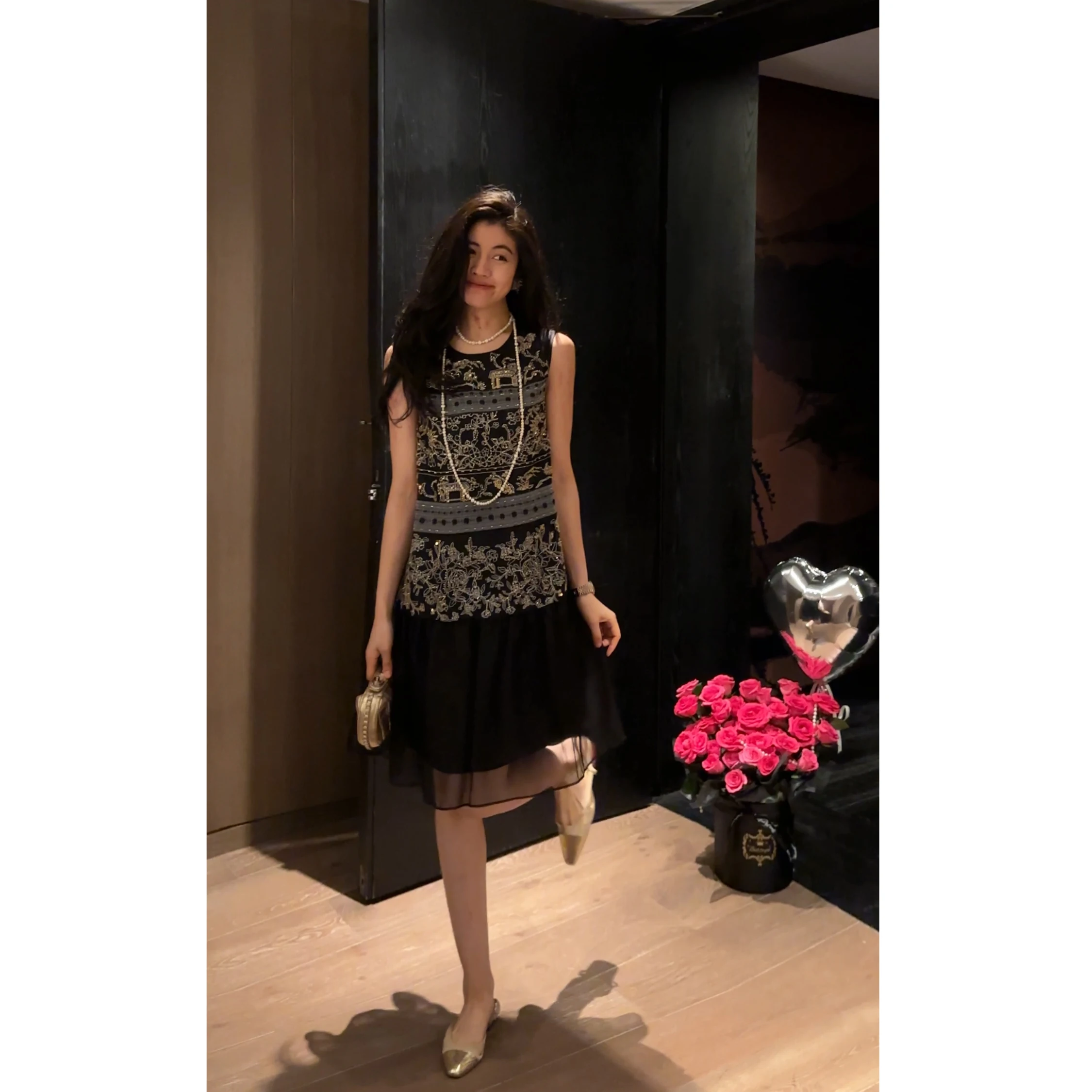 

Nico 2025 Лето Новинка: Элегантное длинное шелковое платье с вышивкой бисером и пайетками, уникальный дизайн, модная женская одежда