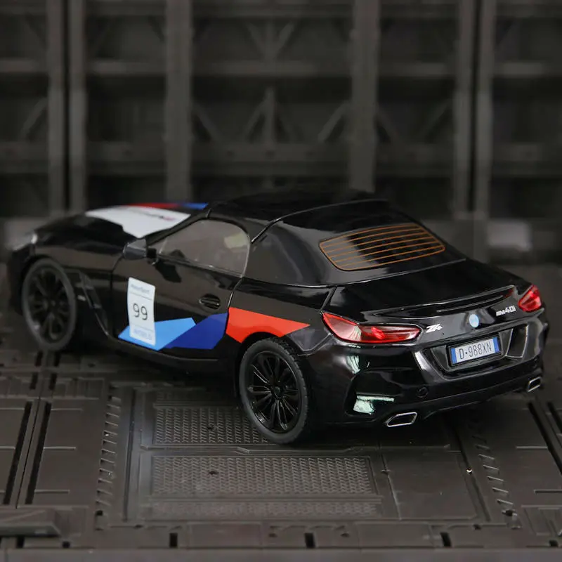 1:22 BMW Z4 سبيكة نموذج سيارة الحلي التراجع ألعاب الأطفال الصوتية البصرية الأبواب وصندوق غطاء محرك السيارة يمكن فتحها بتفاصيل غنية