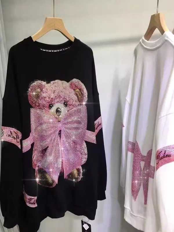 

Толстовка очень большого размера с тяжелой вышивкой и стразами, женский милый медведь, осенне-зимний свободный топ средней длины для похудения