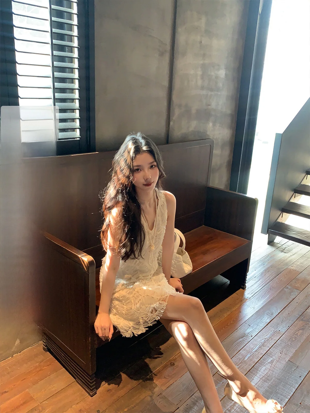 

Iceollo White Vest Dress Women's Spring Fashion Design Uneven Waist Cinching Long Sleeveless Skirt Elegant Style Polyester Fiber