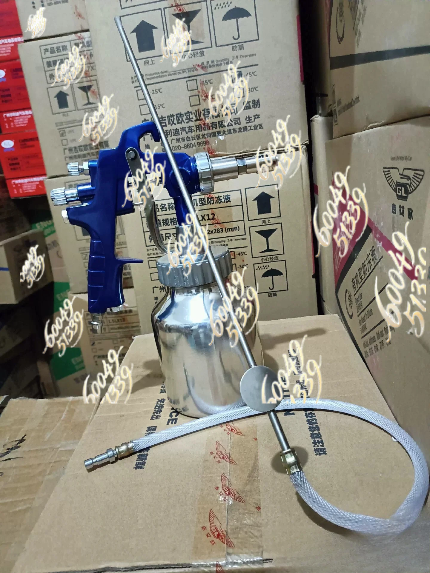 apply to cleaning spray guns for automotive air conditioning evaporators, cleaning tools for inner walls of pipeline chambers