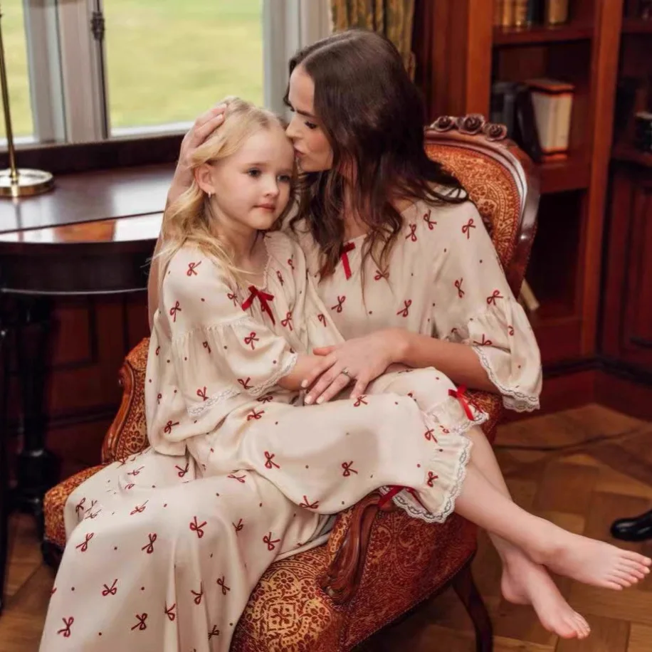 

Family Mathing Homewear Nightdress Clothing Sets 2025 Aw Mother Daugher Bow Pajamas Clothing Sets