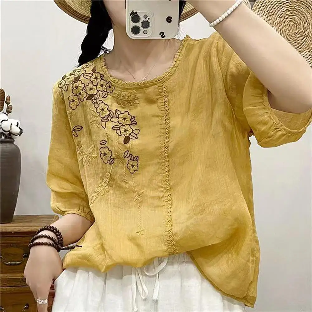 Women T-shirt Embroidered Flower Pattern Women's Tops Loose Fit Tee Shirt Soft Elastic T-shirt for Streetwear Style Round Neck