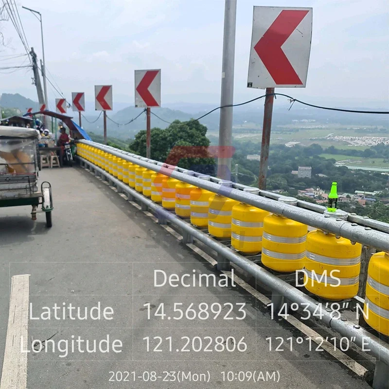 Highway Safety Guardrail PU PVC EVA Material Roller Barriers SB Level Energy Absorbing Deceleration Anti-Collision Barrier