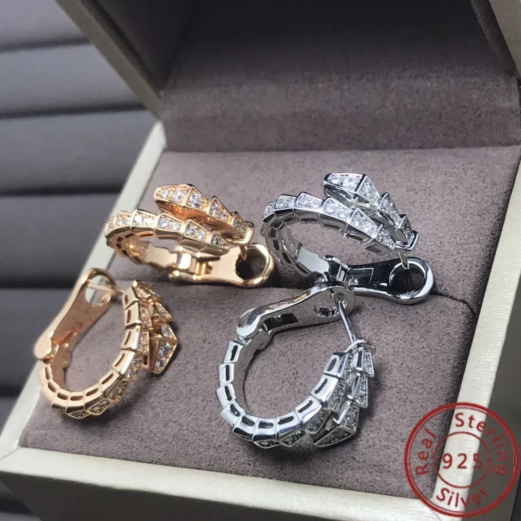 

2024 BV style earrings made of new S925 sterling silver decorate your ears. The earrings are exquisite and elegant in design.