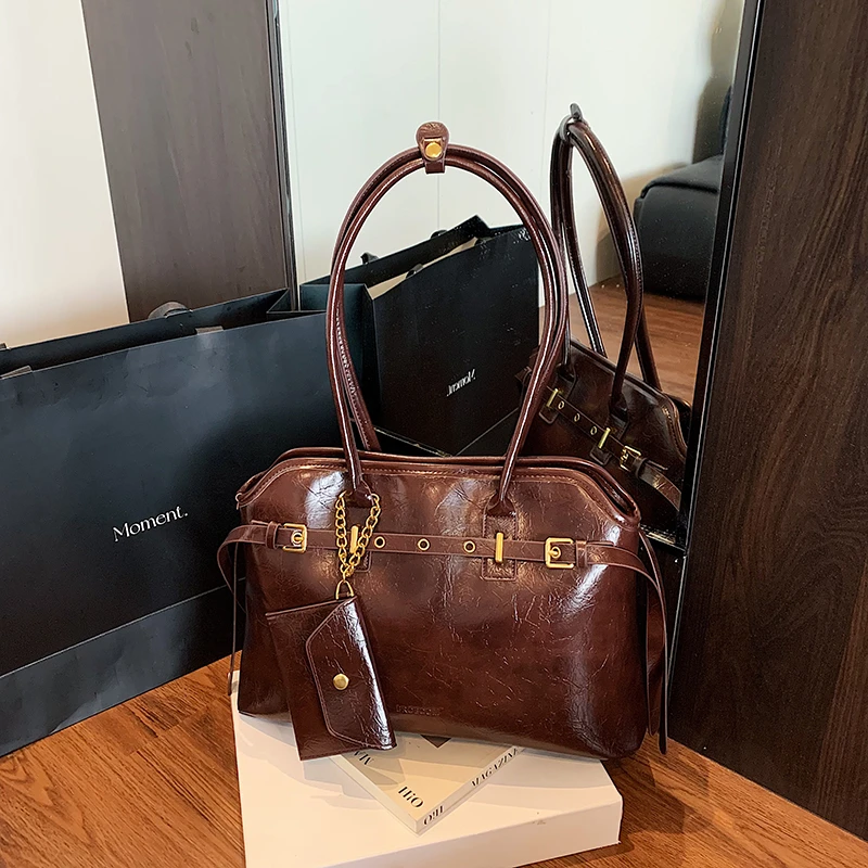 2025 Winter Glossy PU New Style Shell Shoulder Bags Solid Zipper Stylish Design Large Capacity High Quality Handbags for Women