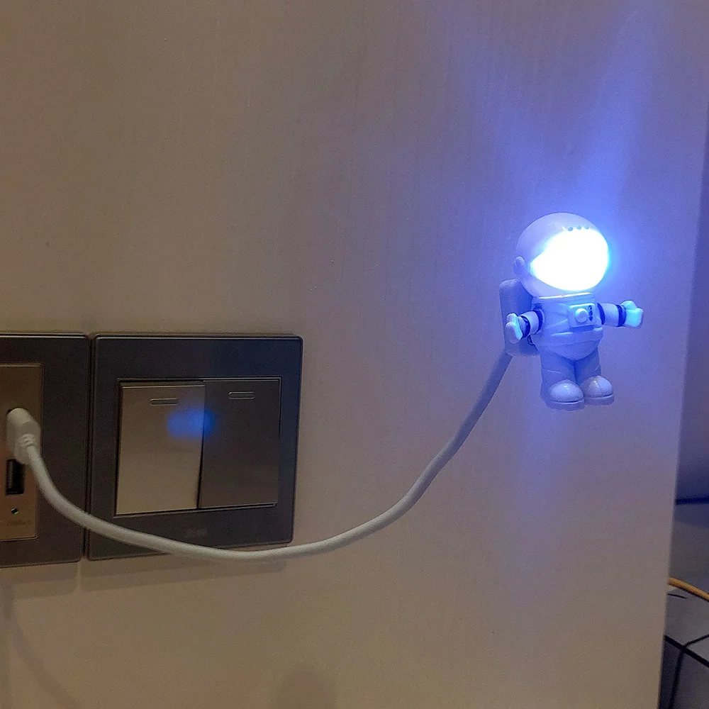 

USB-ночник в форме астронавта, источник питания 5 в постоянного тока, подходит для компьютера, кровати и учебы, портативный USB-источник питания