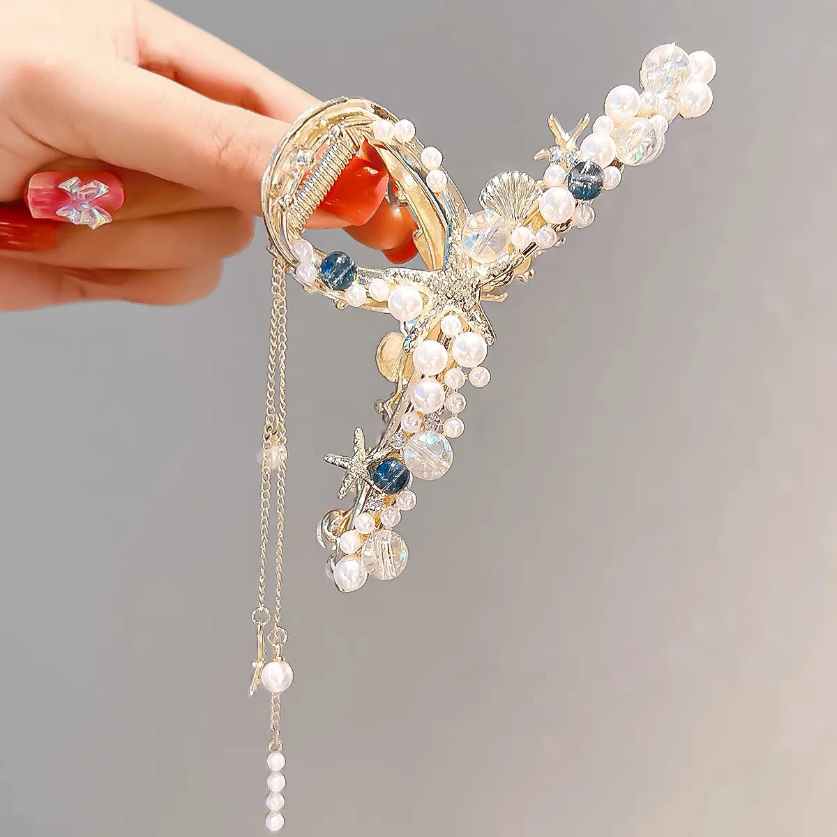Elegante große Haarklammer mit Perlenkristallquaste, goldfarbene Legierung, rechteckige Form mit Seestern-Muschel-Akzenten für stilvolle Hochsteckfrisuren – Detail 2