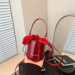 Mini borsa a tracolla con superficie laccata lucida rossa vino squisita 2024 nuova borsa con coulisse con coulisse sotto le ascelle borsa per rossetto High Street