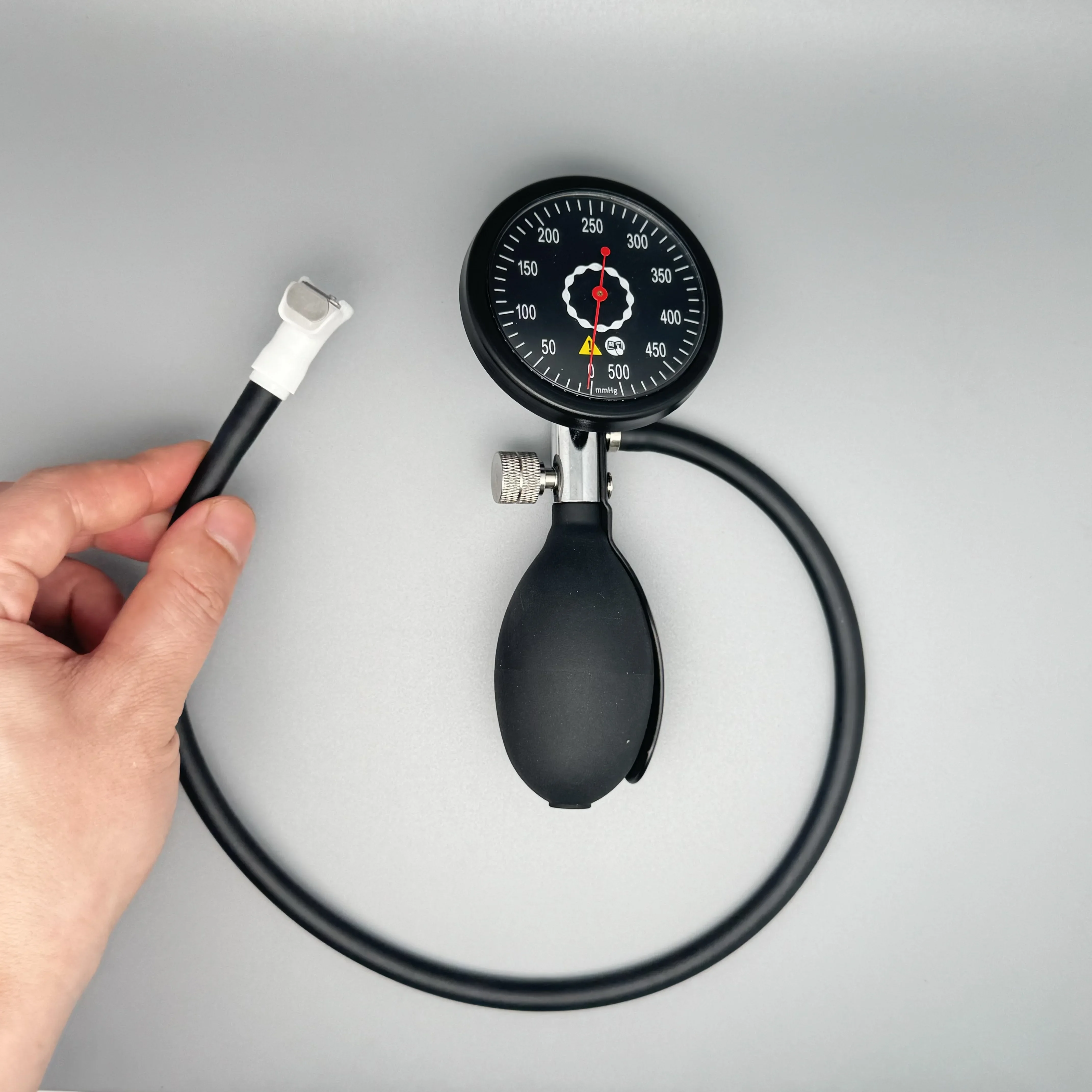 BFR       Flow Restriction Band Kit – 220/500mmHg Hand Pump with Aneroid Gauge