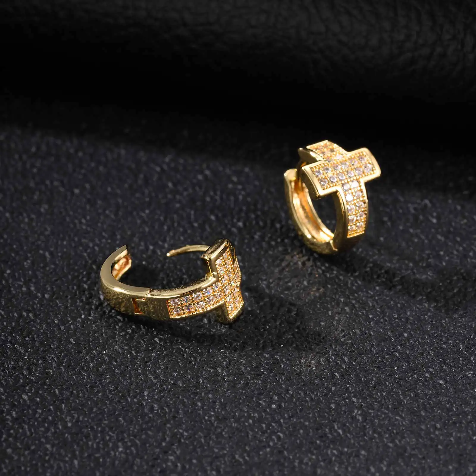 Hip-Hop Kreuz-Creolen für Männer, Trendige Zirkon-Huggie-Ohrringe, Piercing-Schmuck – Detail 3