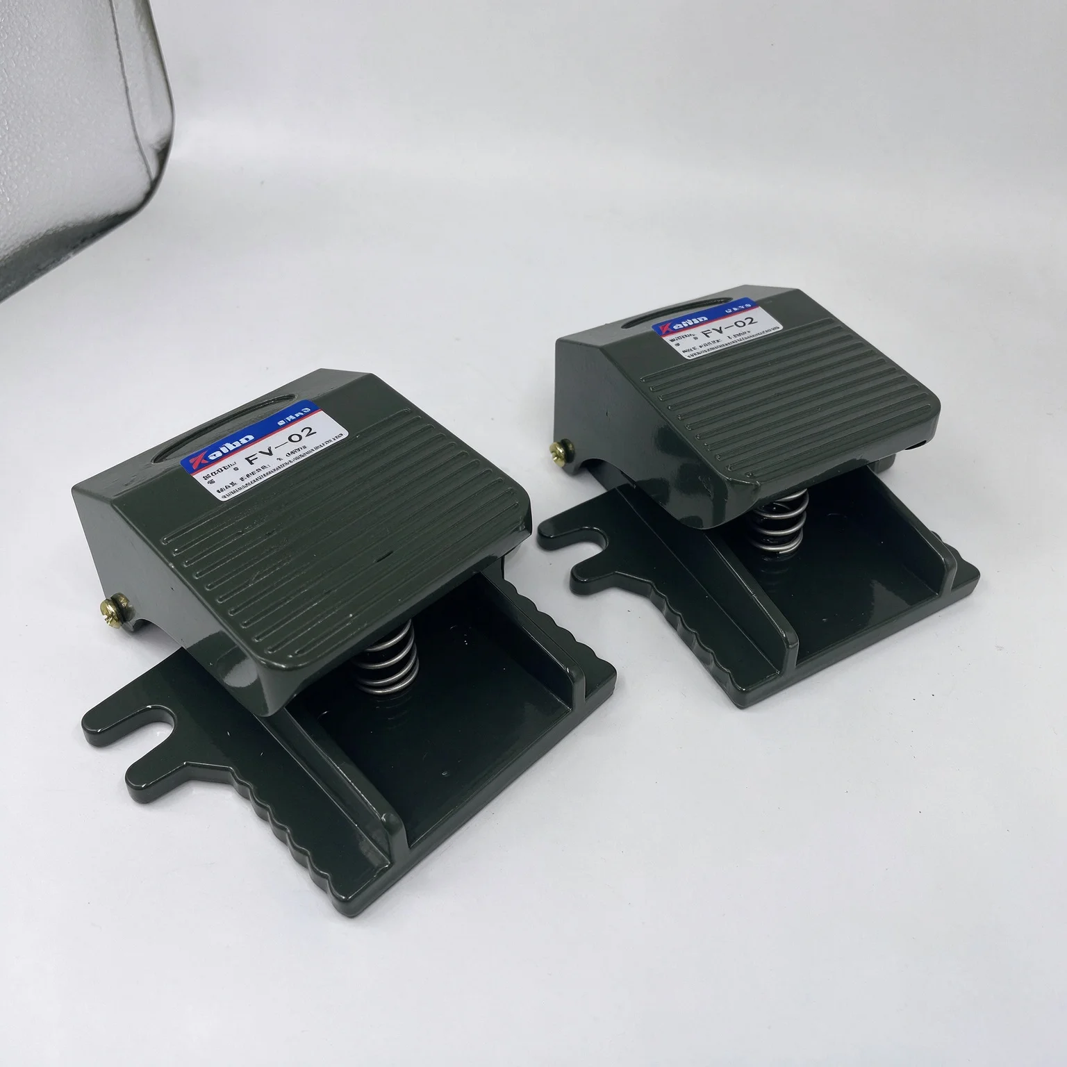 FV-02 2-Way 2-Position Foot Pneumatic Pedal Valve Air Tool Switch with PC Connector 1/4BSP Threaded for Automotive Repair