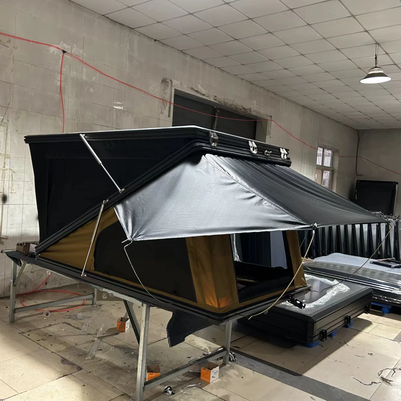 

High Quality 4 Season Aluminum Triangle SUV Van Car Hard Shell Roof Top Tent 4 Personcustom