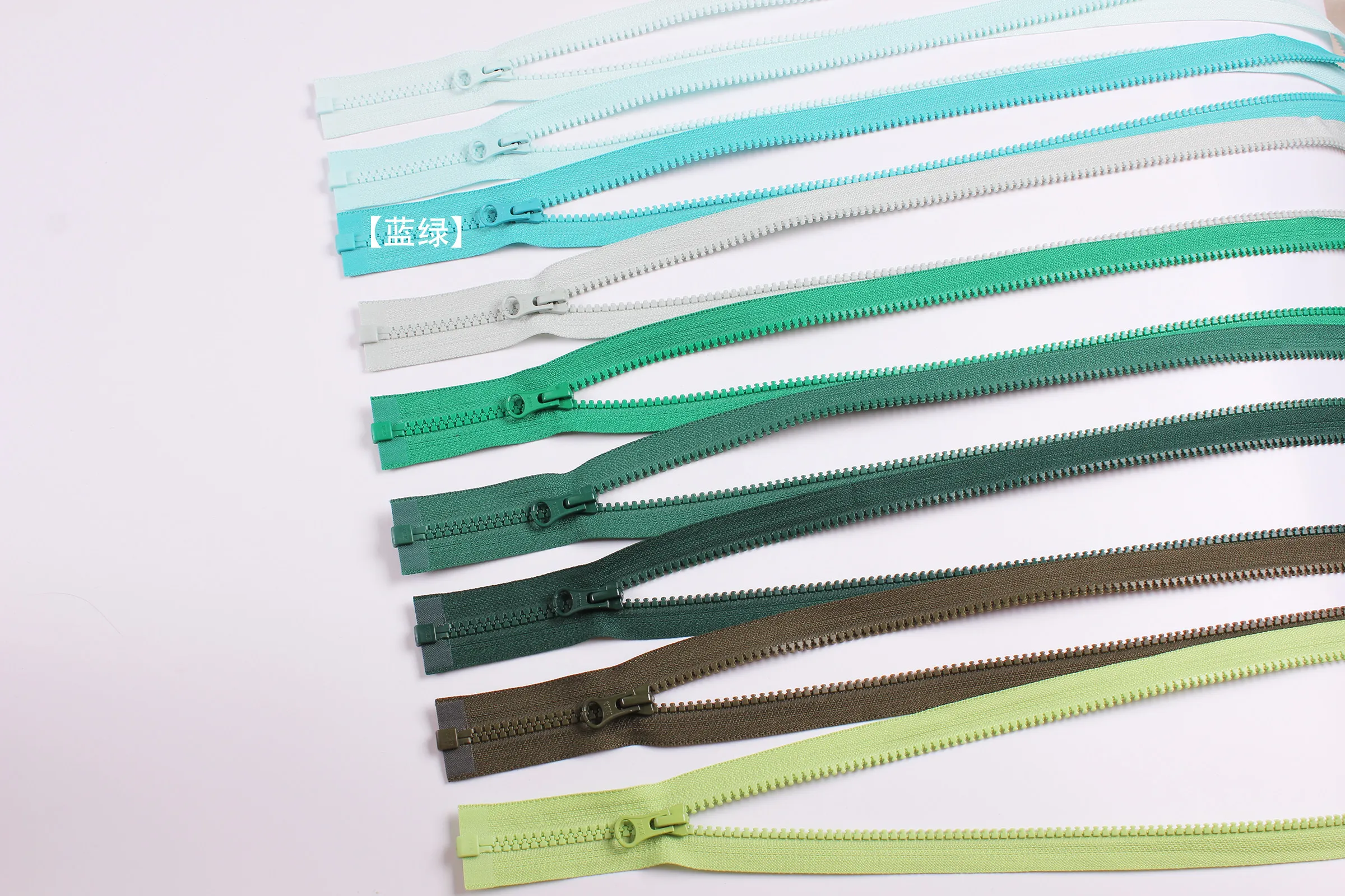 YKK-Reißverschluss Nr. 5 Harz-Gummi-Zahnöffnung, Reißverschluss am Schaf, dicke Schuljacke, Daunenbaumwolle, Echt – Detail 25