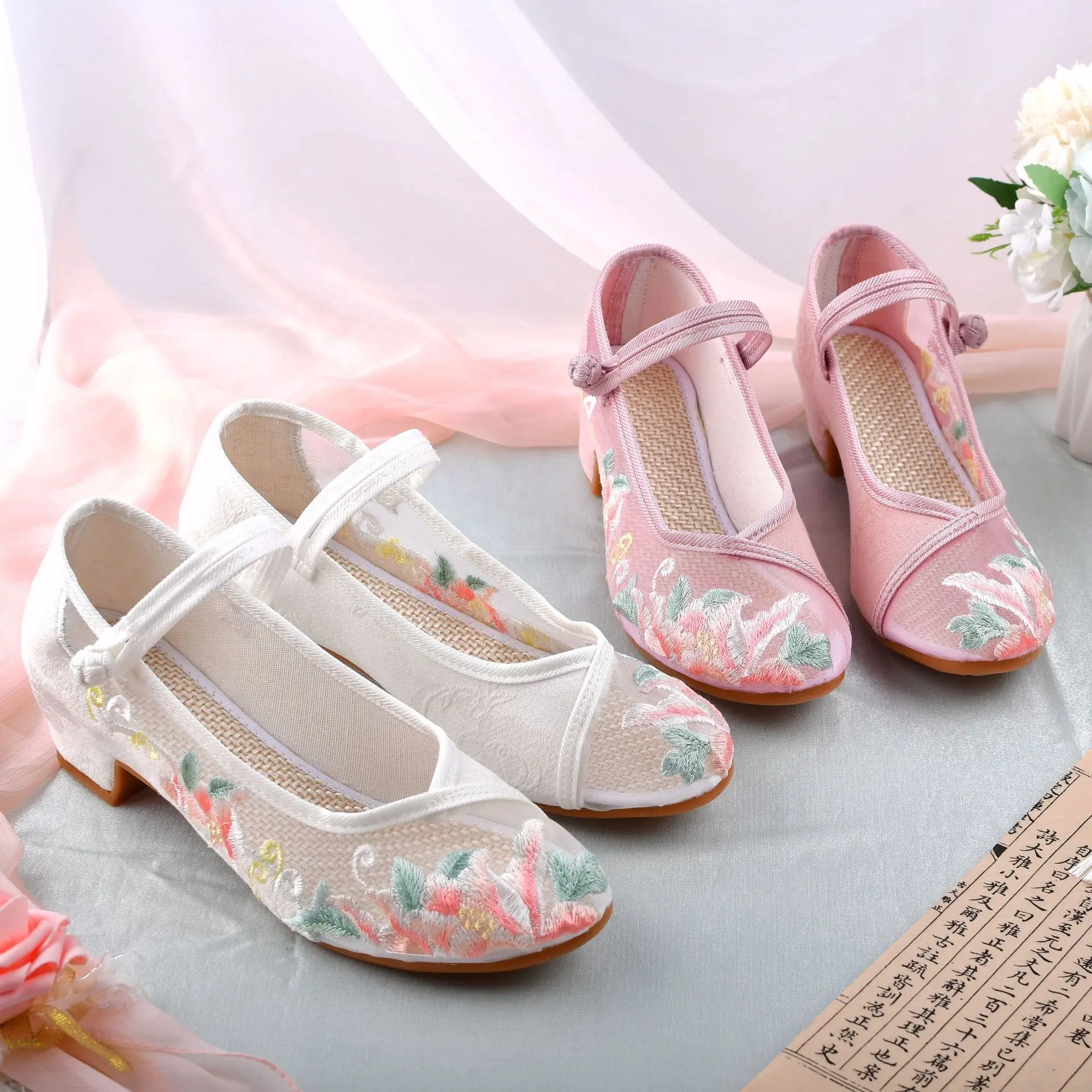 Zapatos Hibiscus de tacón cuadrado emparejados con Cheongsam Hanfu, zapatos individuales de estilo étnico, zapatos bordados, zapatos de malla, nuevo estilo