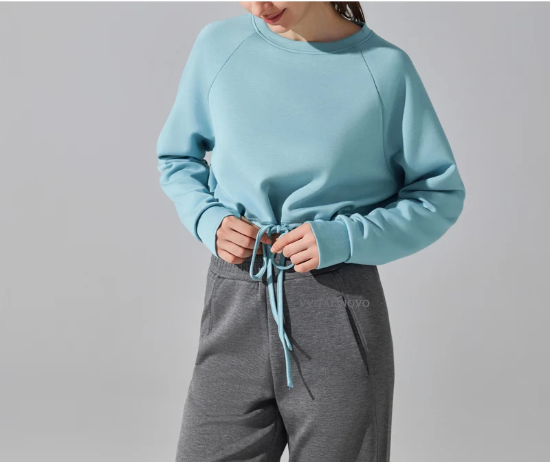 VITALINOVO Weiches, kurzes Sweatshirt mit Rundhalsausschnitt für Damen, langärmelig, Workout-Pullover, Pullover, Daumenlöcher, entspannte, leichte Oberteile – Detail 9