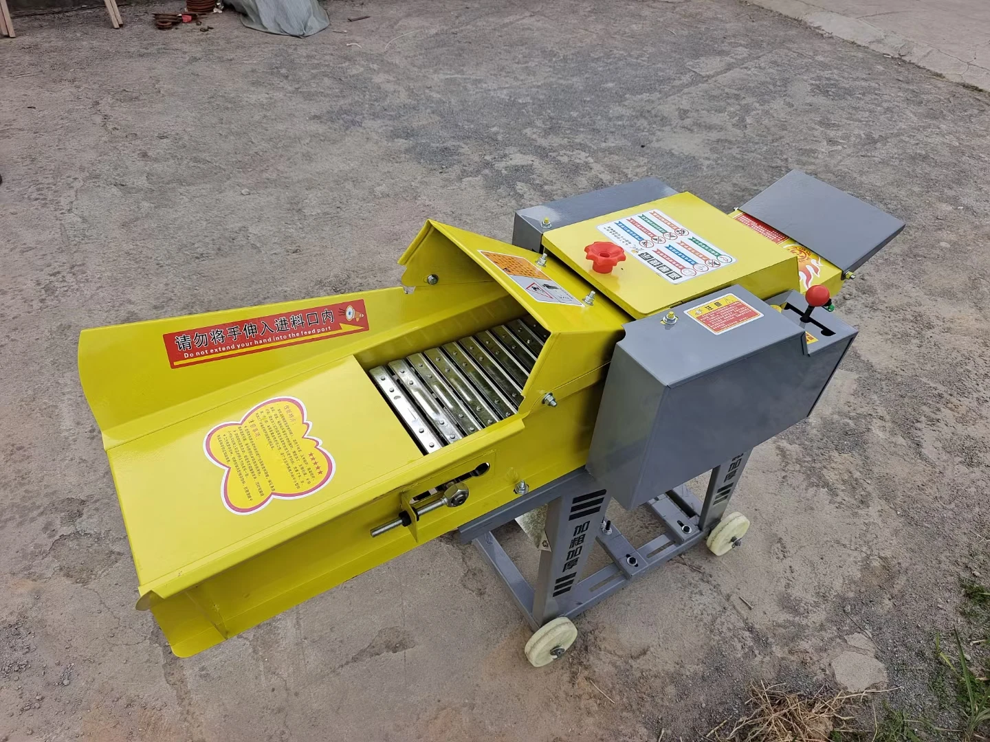 Multifunctional Hay Cutter Kneading Machine Dry and Wet Corn Straw Crusher Sweet Potato Vine Breeding Crusher