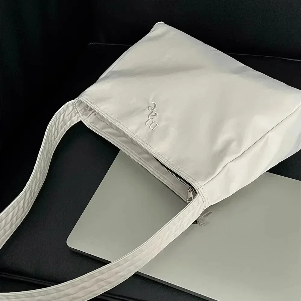 Sac fourre-tout à la mode de style coréen, sac à main brodé en nylon sous les bras pour femmes, sac initié simple