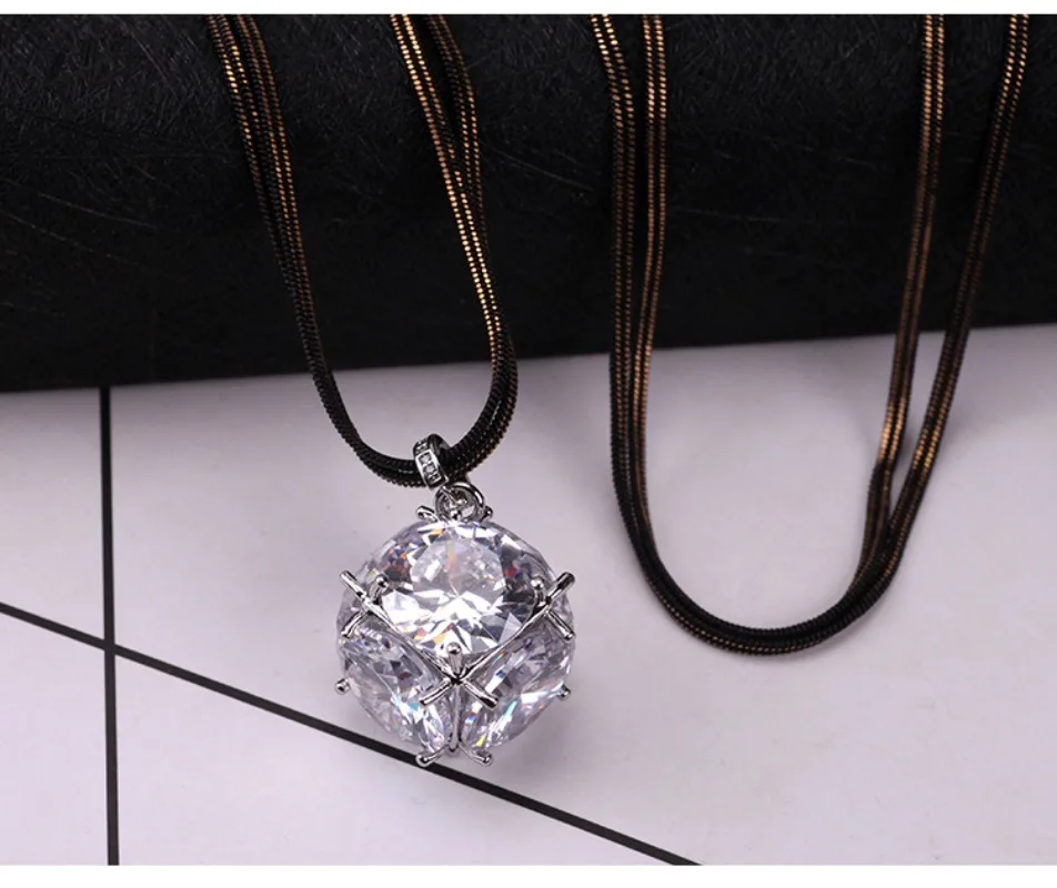 

A versatile autumn and winter Rubik's Cube Zircon necklace, a love Rubik's Cube long sweater necklace for ladies