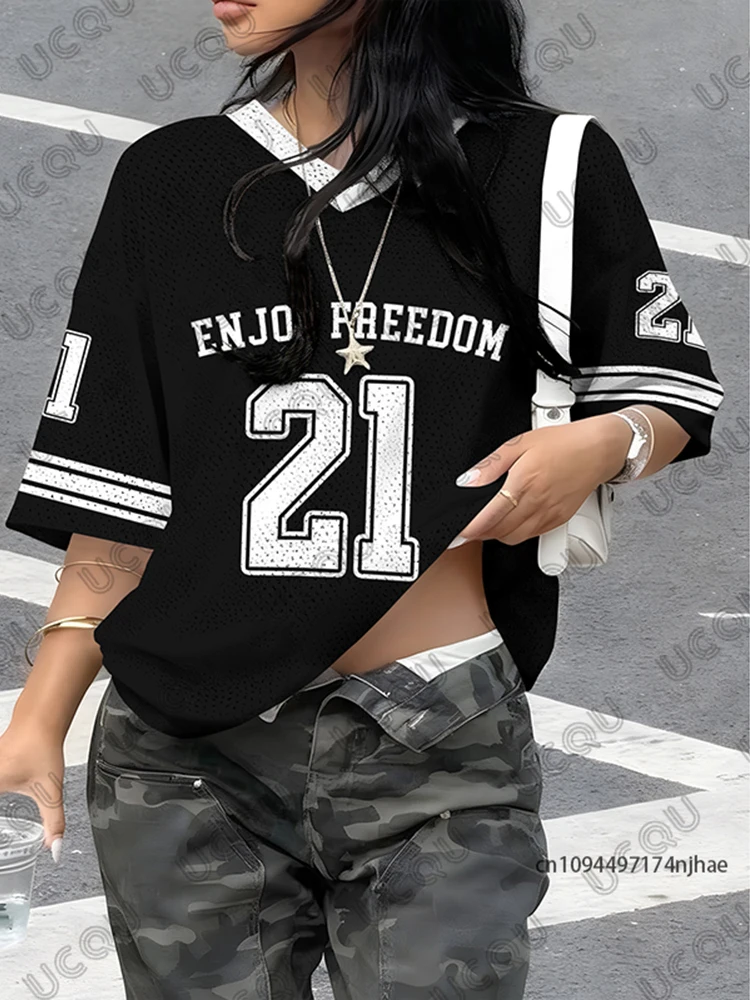 Novedad de verano, camiseta negra con estampado Enjoy Freedom 21 para mujer, camiseta deportiva de fútbol con cuello en V y manga corta, camisetas holgadas de gran tamaño Y2K