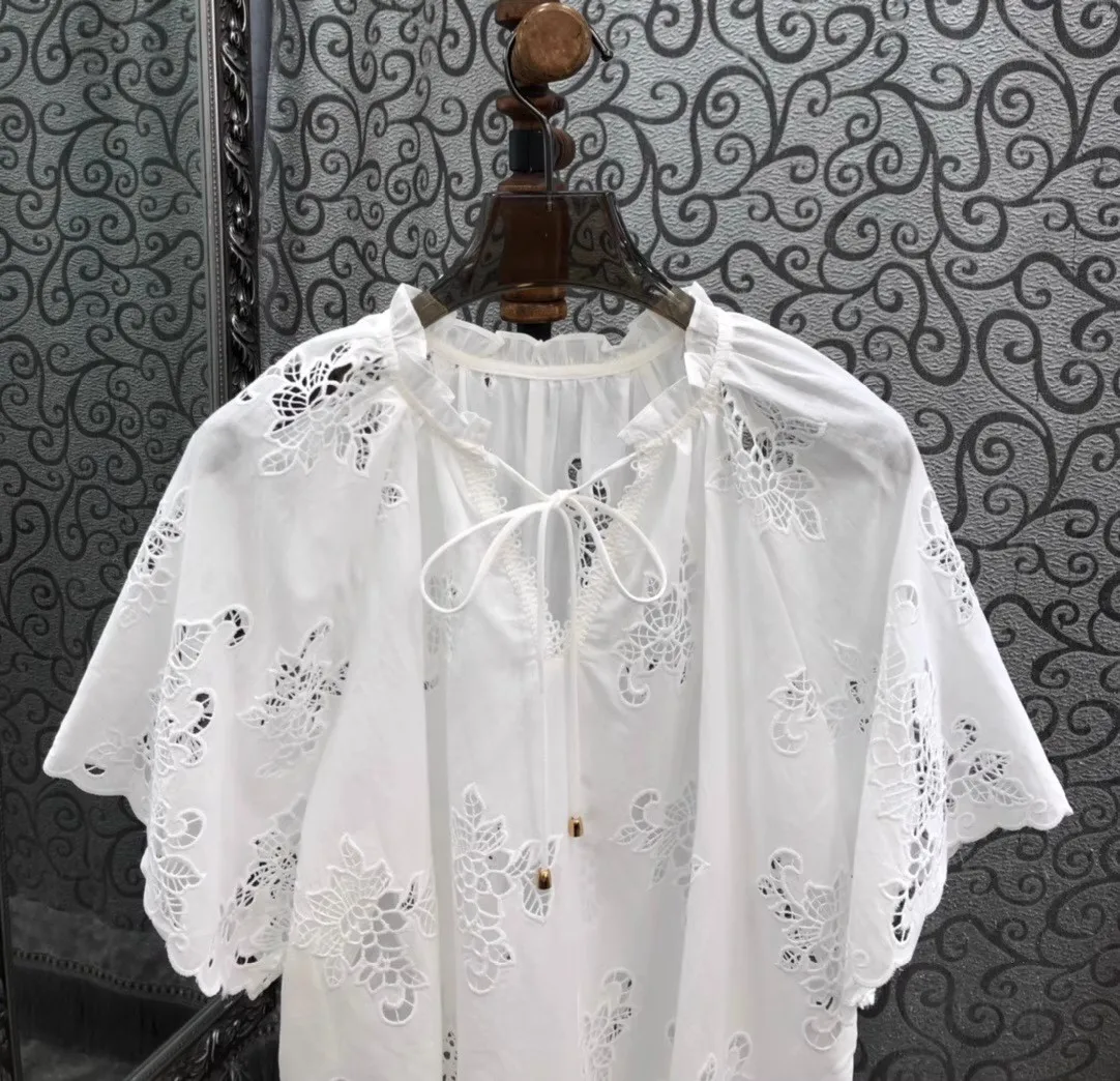 100% ملابس علوية من القطن 2025 موضة الصيف بلوزة بيضاء المرأة القوس طوق الجوف خارج التطريز قصيرة الأكمام بلوزات فضفاضة أنيقة الإناث