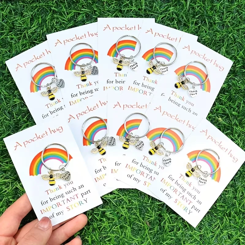 10 cartes de remerciement sur le thème des abeilles avec porte-clés, parfaites pour les anniversaires, les mariages, la fête des enseignants, les cérémonies de remise des diplômes et la rentrée scolaire, avec un symbole de câlin et un motif arc-en-ciel fièrement émaillé sur les cartes — un cadeau idéal pour exprimer la gratitude envers les collègues, les enseignants ou les membres de la famille.