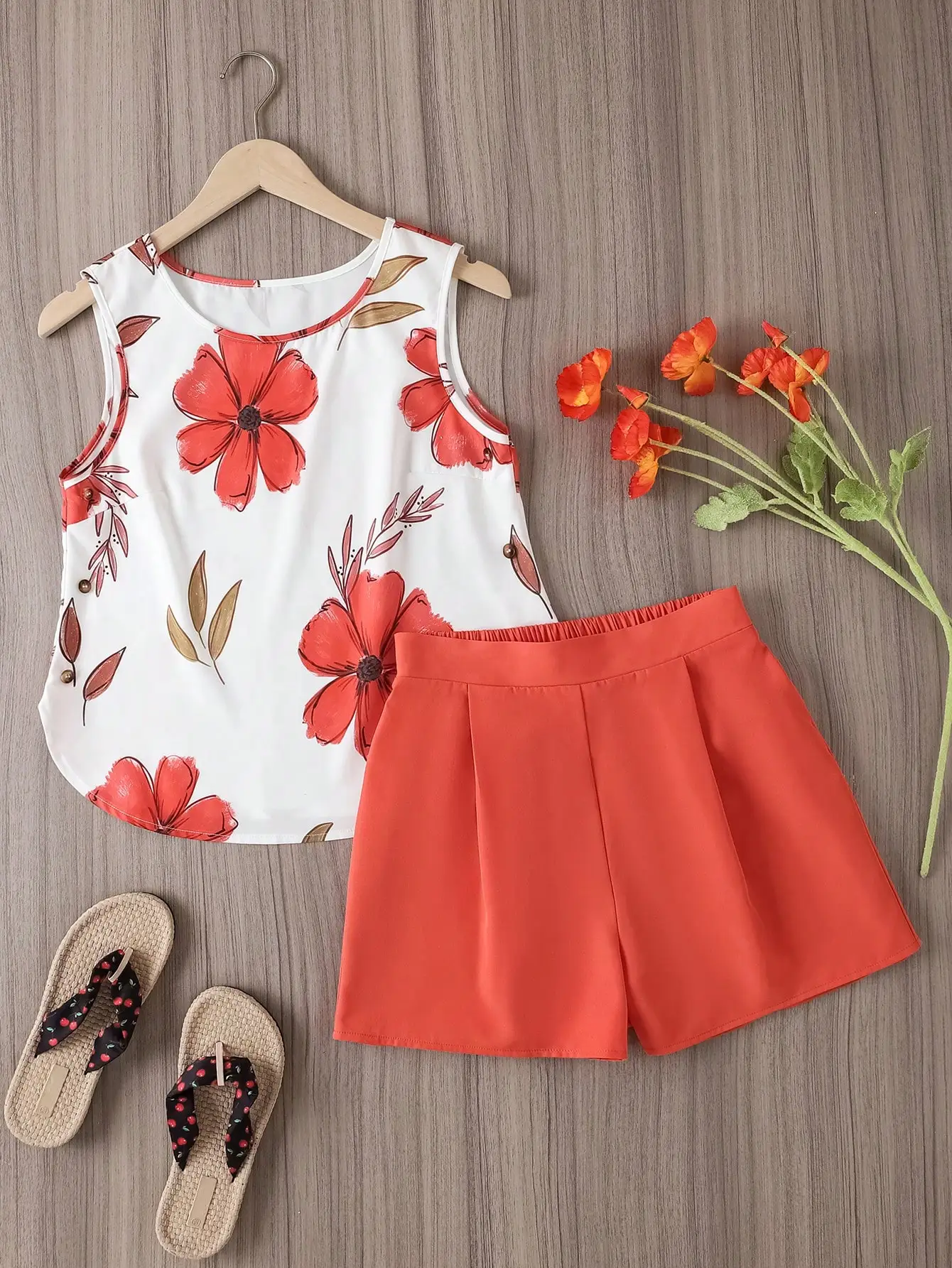 

Женский комплект: топ без рукавов с цветочным принтом и однотонные плиссированные шорты для летнего повседневного образа