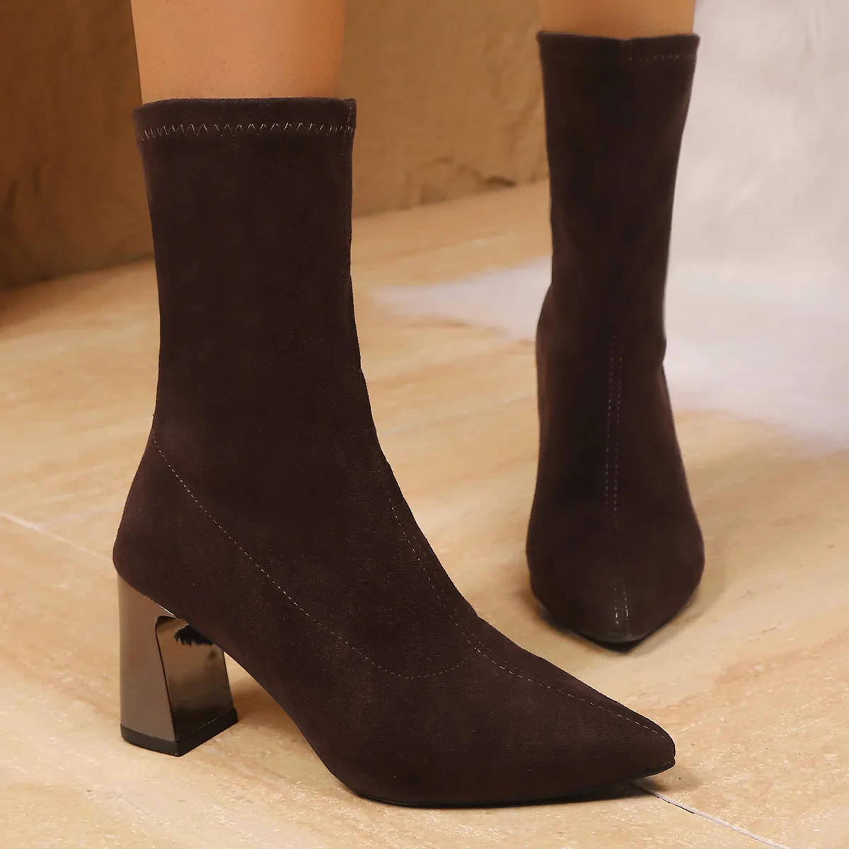 

Suede pointed high-heeled fashion boots for women in winter 2025, a slimming retro plus-size sleeve