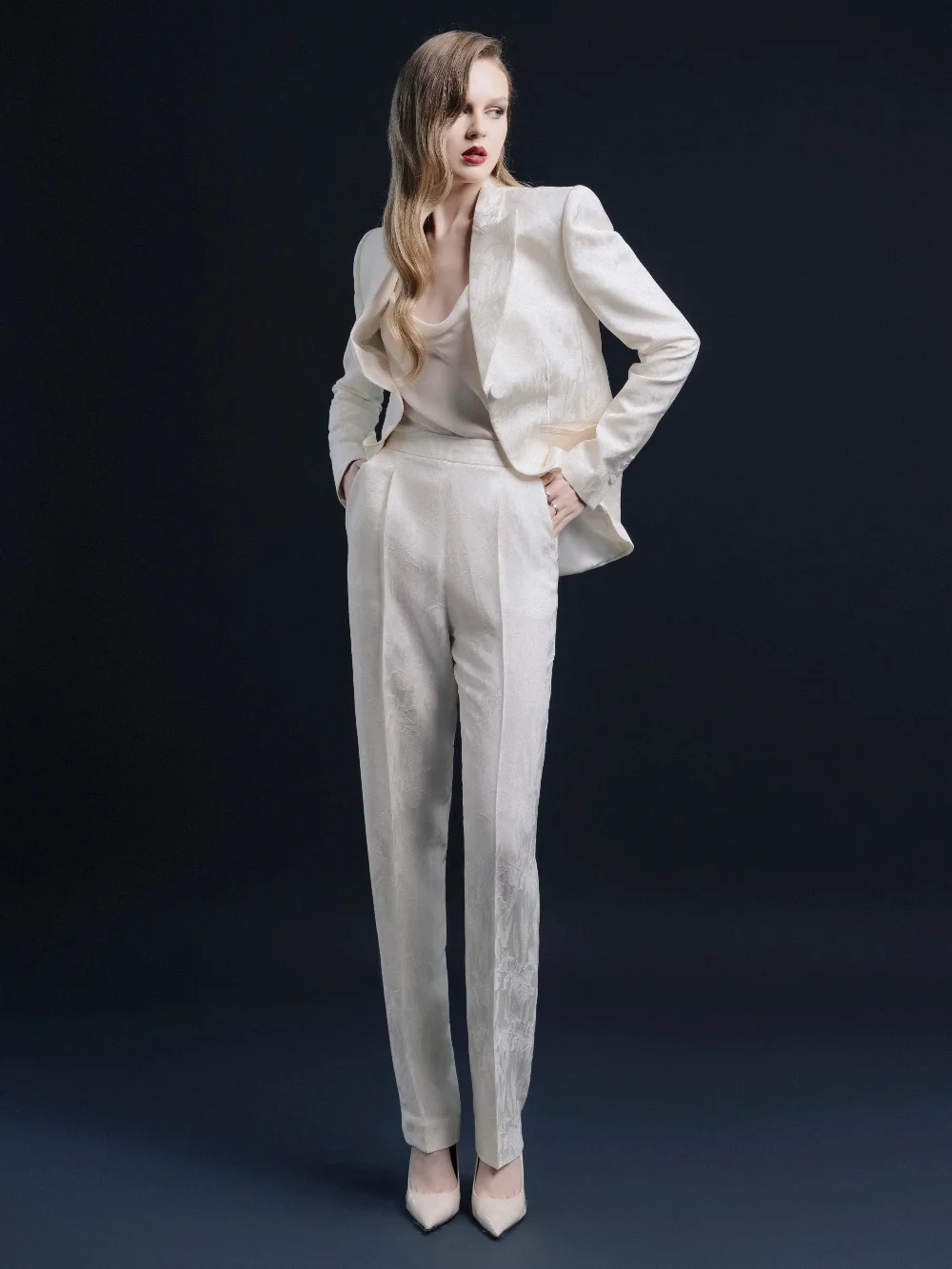 

2025 Newest Bespoke Women Suit One Button Peak Lapel Luxury Fabric Fashion Stylish Two Pieces Long Blazer Pants Women Customized