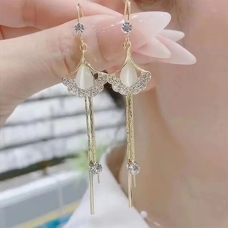 New in trend ginkgo leaf tassel drop earrings Elegant and versatile match long luxury ear accessories for women Christmas gifts