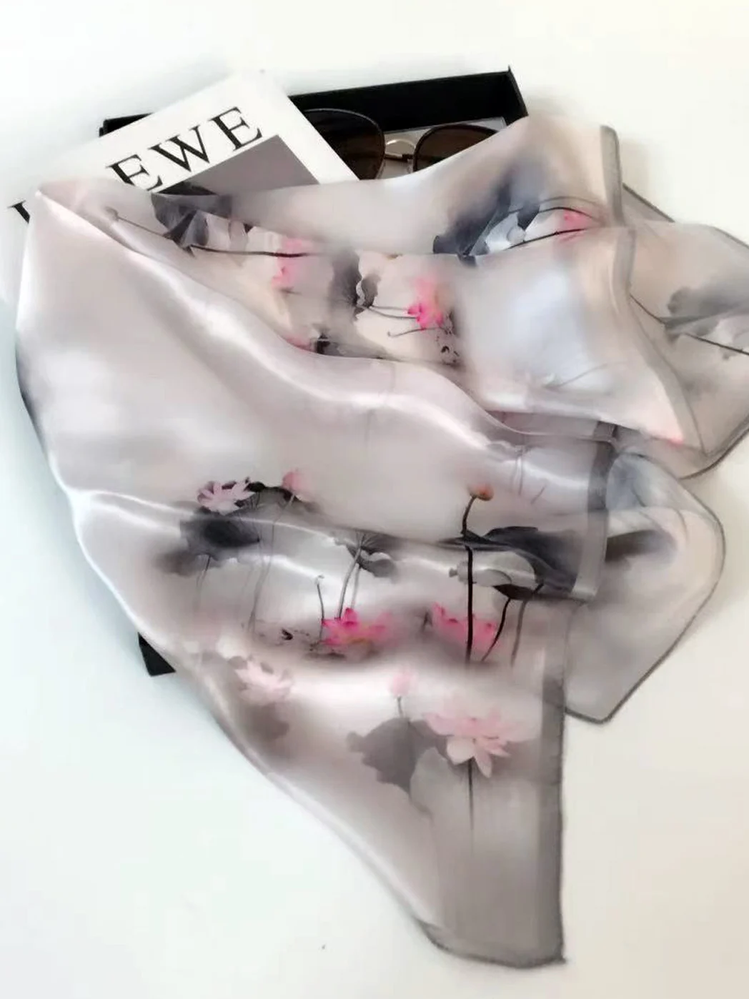 エレガントなシルクスクエアスカーフ女性用蓮柄韓国スタイル多用途春夏ラップ多機能小型サイズ65cm