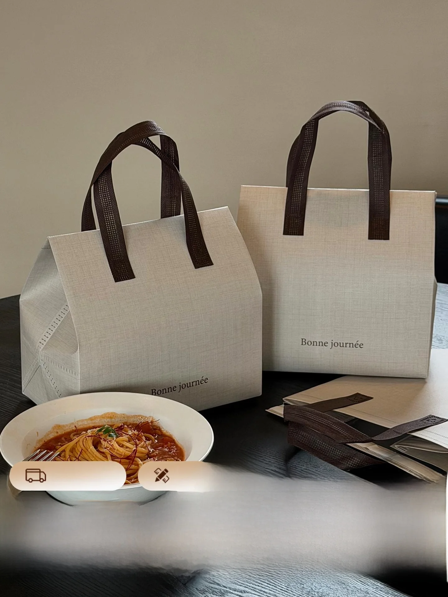 borsa-termica-per-consegne-in-tessuto-non-tessuto-con-foglio-di-alluminio-e-carta-dupont-logo-stampato-per-confezionamento-di-te-al-latte-e-dessert