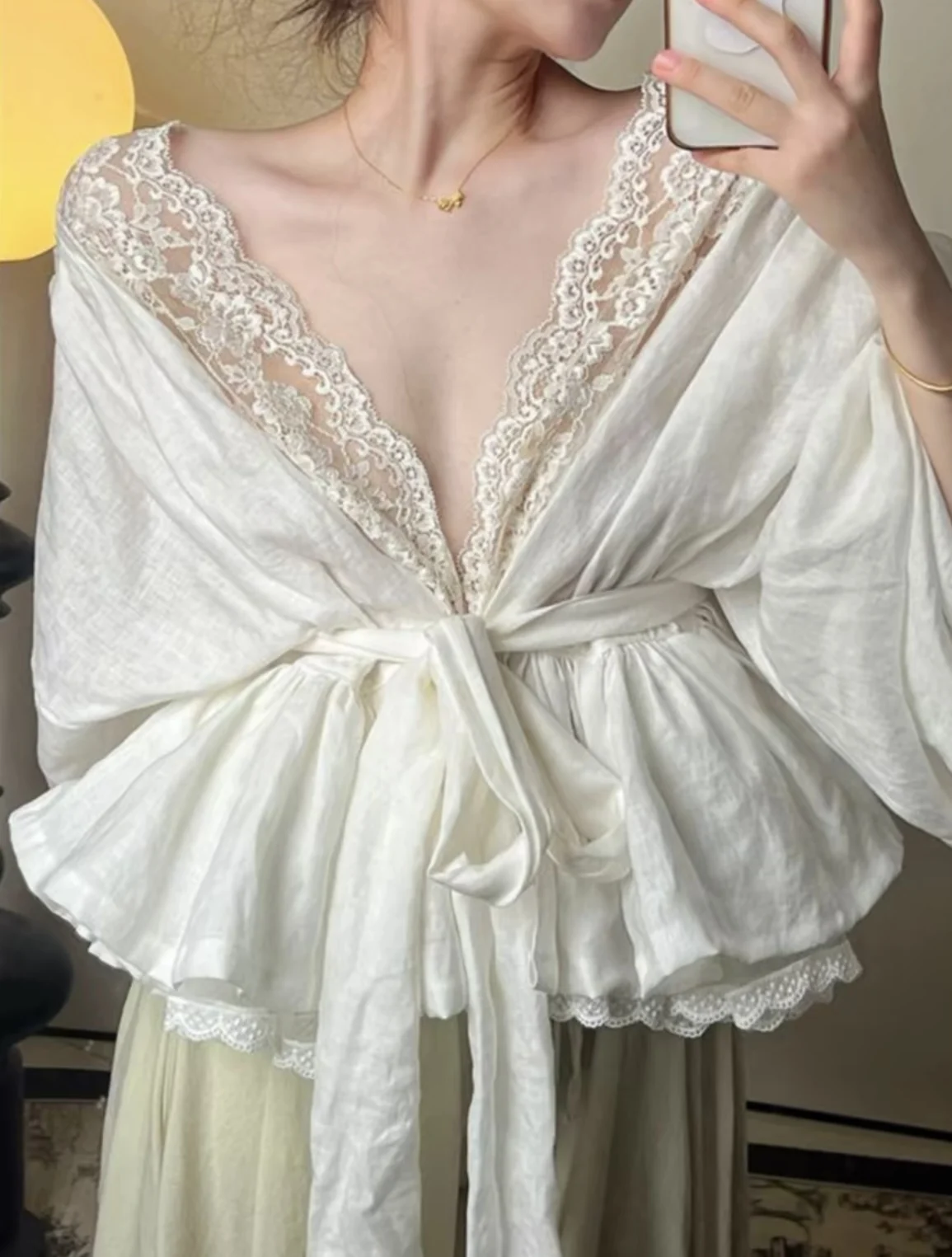 レーストリムVネックロングスリーブ女性用サマートップ、ウエストシェイプ、美しいトップス、フレンチスタイル、ピュアカラーボタンD...