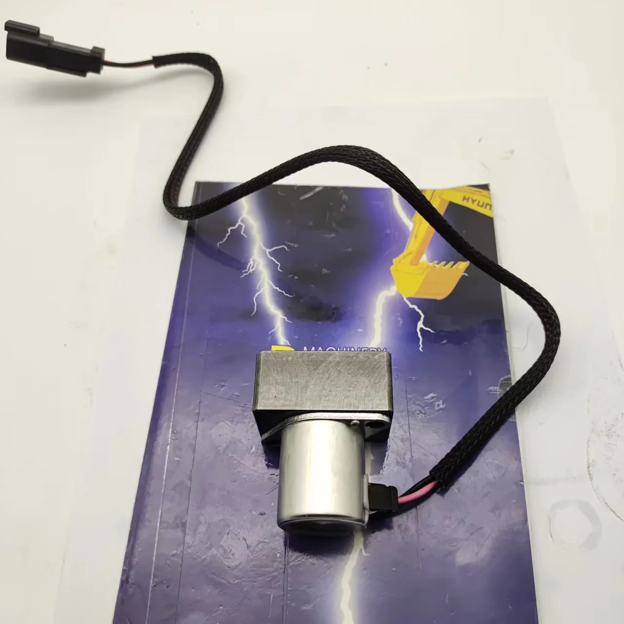

702-21-57400 702-21-56800 702-21-55901 702-21-57600 2 Holes Main Pump Solenoid Valve For PC200-7 PC200-8