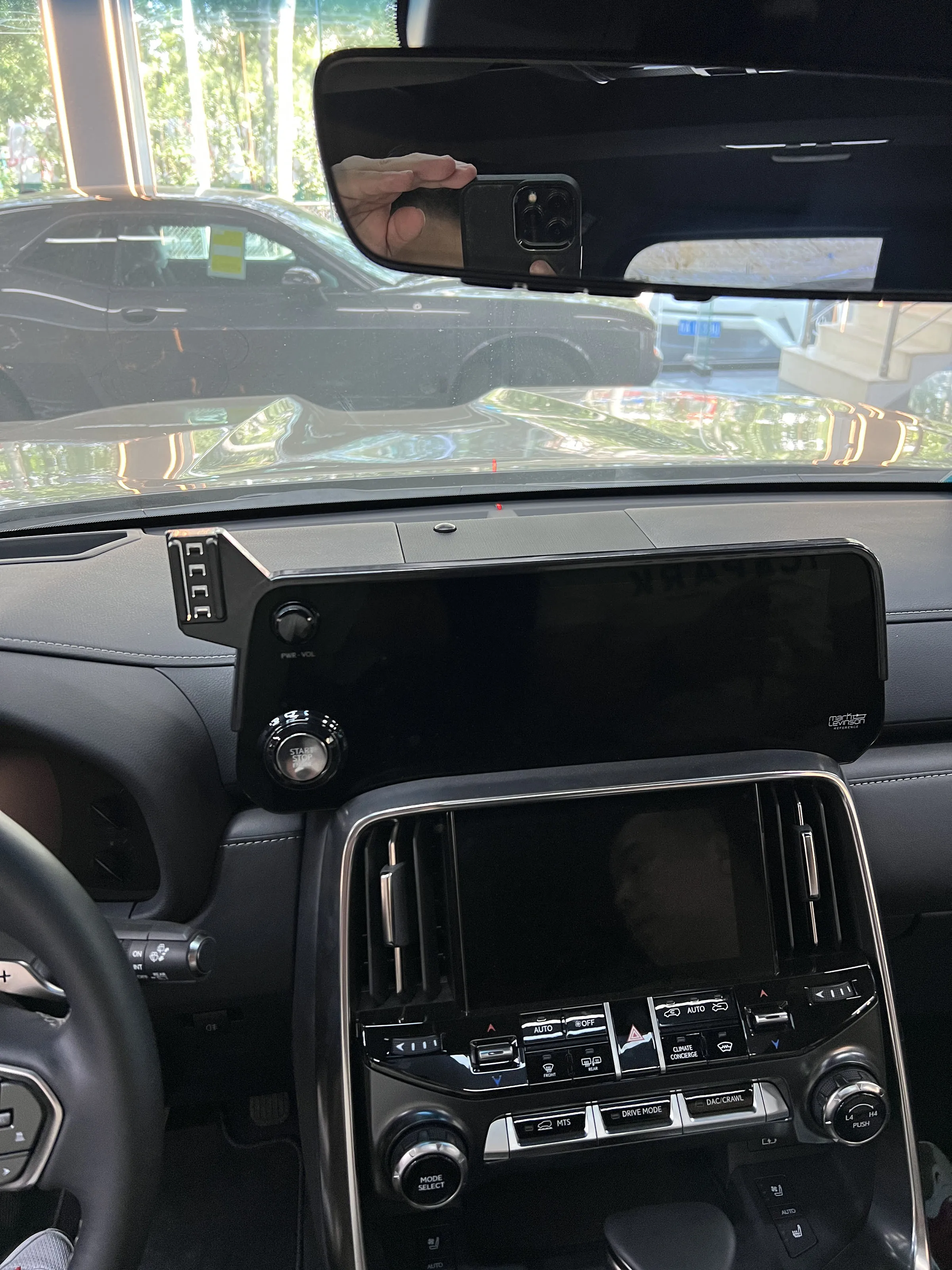 

Держатель для телефона в автомобиль с беспроводной зарядкой и креплением на экран для Lexus LX600 2022-2023. Аксессуары.