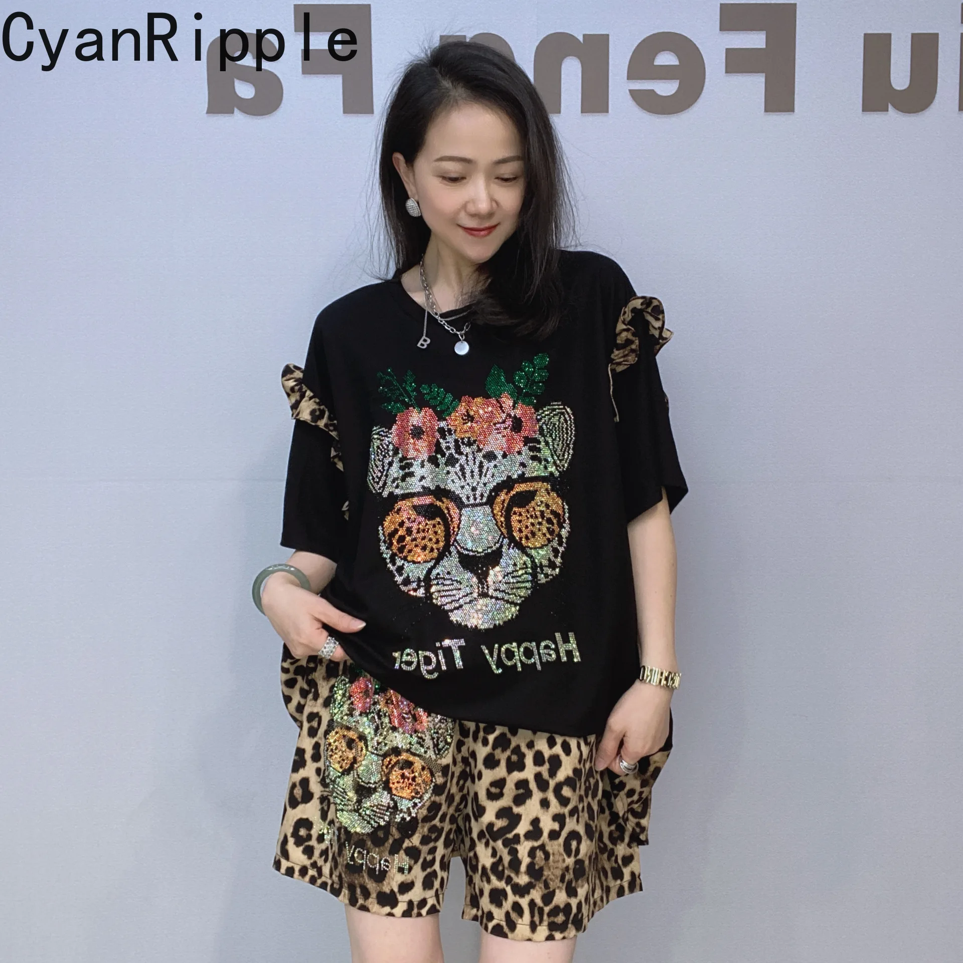 

Модный летний женский комплект из двух предметов: футболка с леопардовым принтом и стразами, свободного кроя, с коротким рукавом + прямые шорты на эластичной резинке