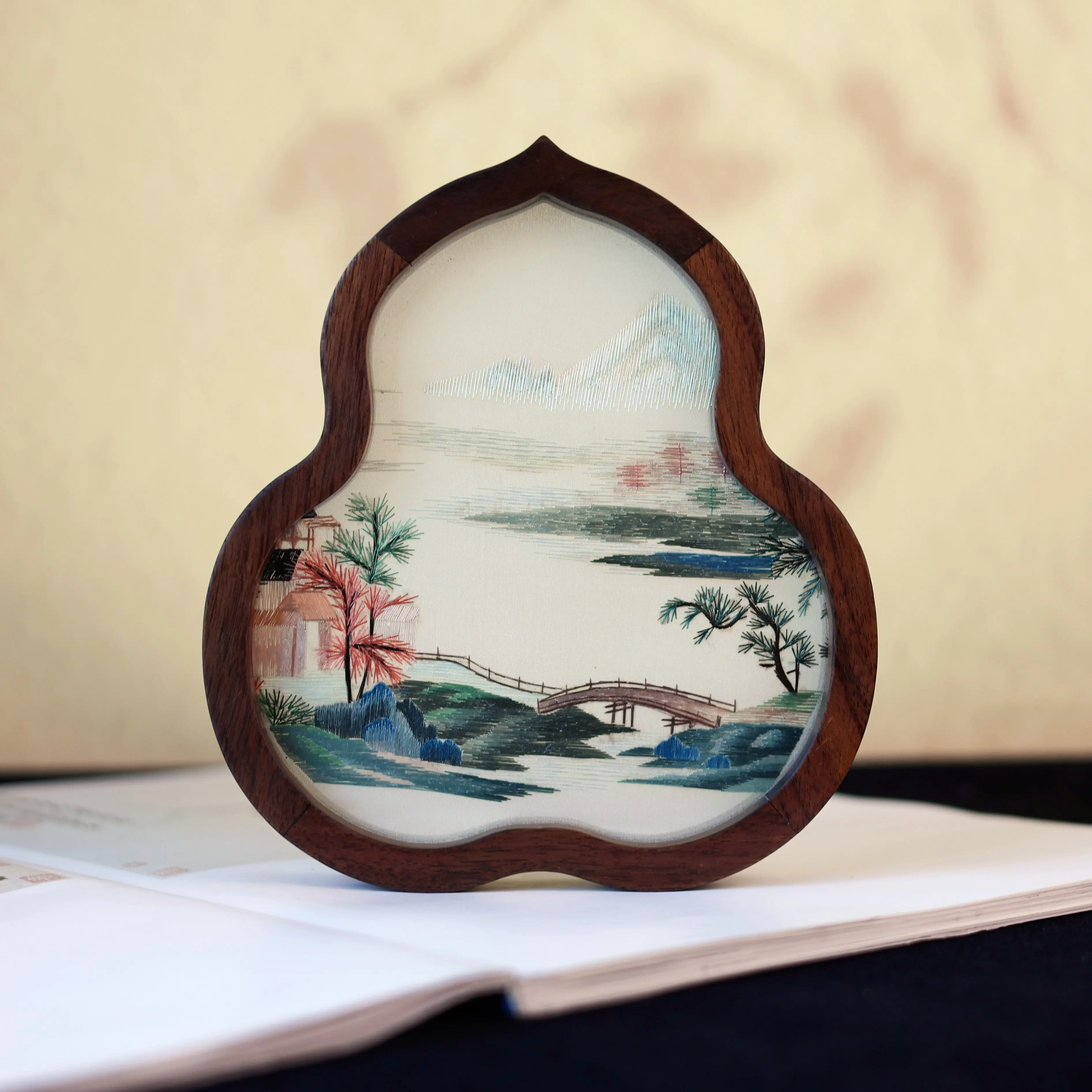 Suzhou Handmade Embroidery Gourd Fu Lu Decoration Gift Box Non-Heritage Walnut Table Chinese Characteristic Hand