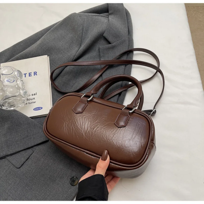 2025 حقيبة كتف كروس جديدة من جلد البولي يوريثان بتصميم أنيق حقيبة يد كورية ريترو وسادة حقيبة عصرية للتنقل