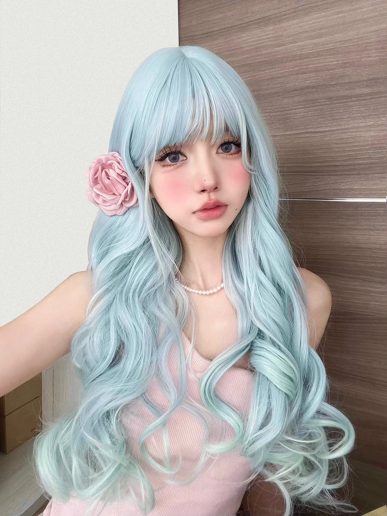 24 Zoll himmelblaue erfrischende Lolita-Synthetik-Perücken mit Pony, lange natürliche gewellte Haarperücke für Frauen, tägliches Cosplay, hitzebeständig