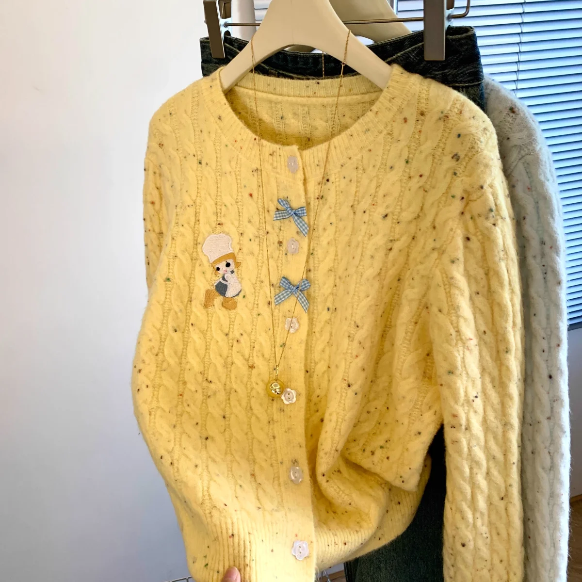 Cardigan maglione ricamato cartone animato coreano da donna primavera e autunno nuovo piccolo morbido cappotto lavorato a maglia con fiocco ceroso