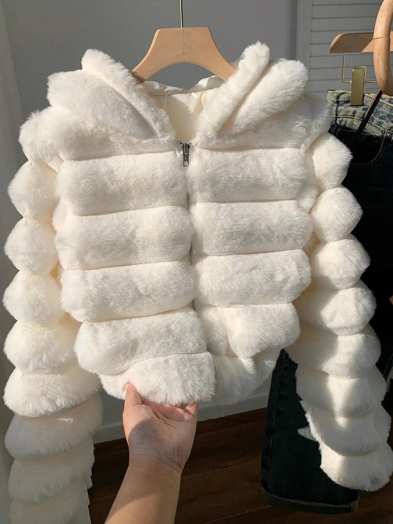 

Женская зимняя укороченная куртка с капюшоном из искусственного меха, однотонная белая куртка-пуховик на молнии